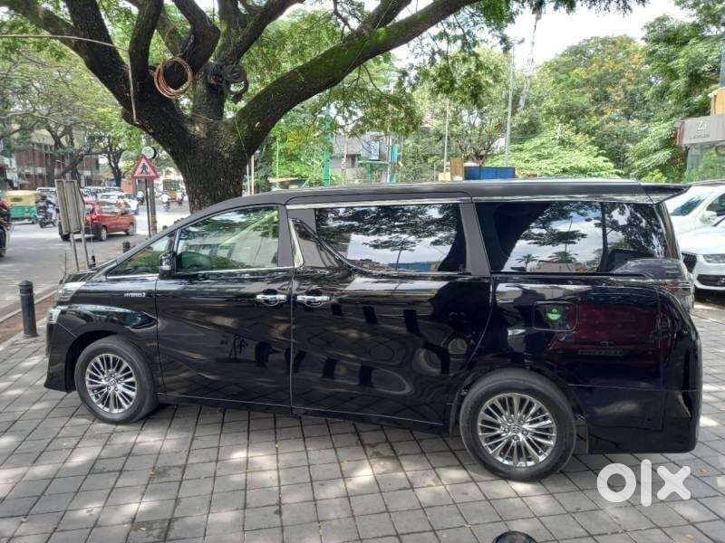 Toyota Vellfire 2.5 Executive Lounge, 2022, Petrol