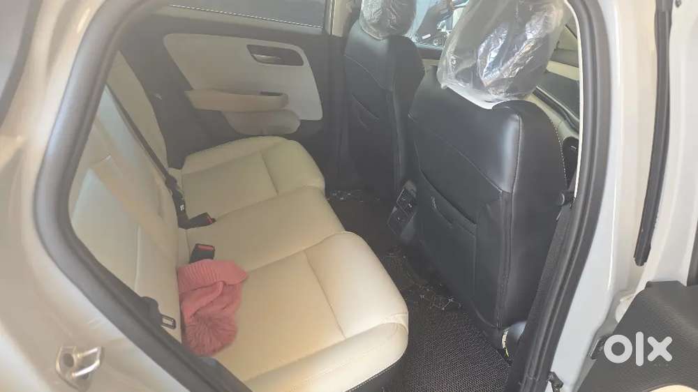 Tata Altroz 2025 Petrol 2700 Km Driven