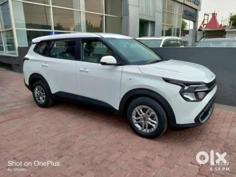 Single-owner 2024 Kia Carens Prestige Petrol (32,000 Km)