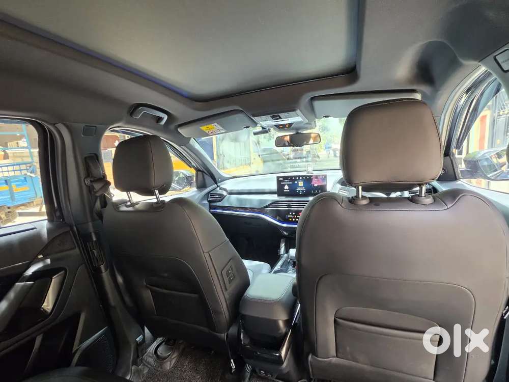 SAFARI 6S A BS6 P2 D ACC+DK (OBERON Black - Top End Dark Edition)
Seat