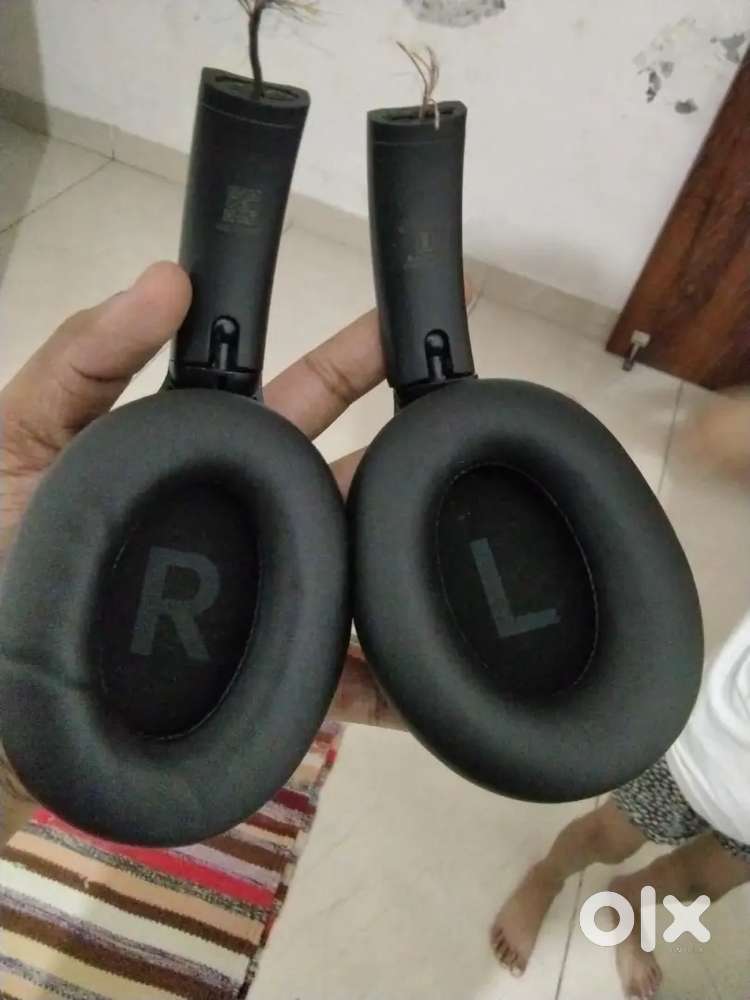 Earbuds 2pc working need to repair