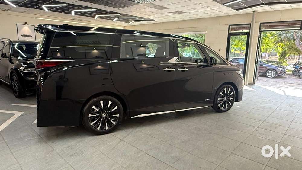 Toyota Vellfire 2.5 Executive Lounge, 2025, Petrol