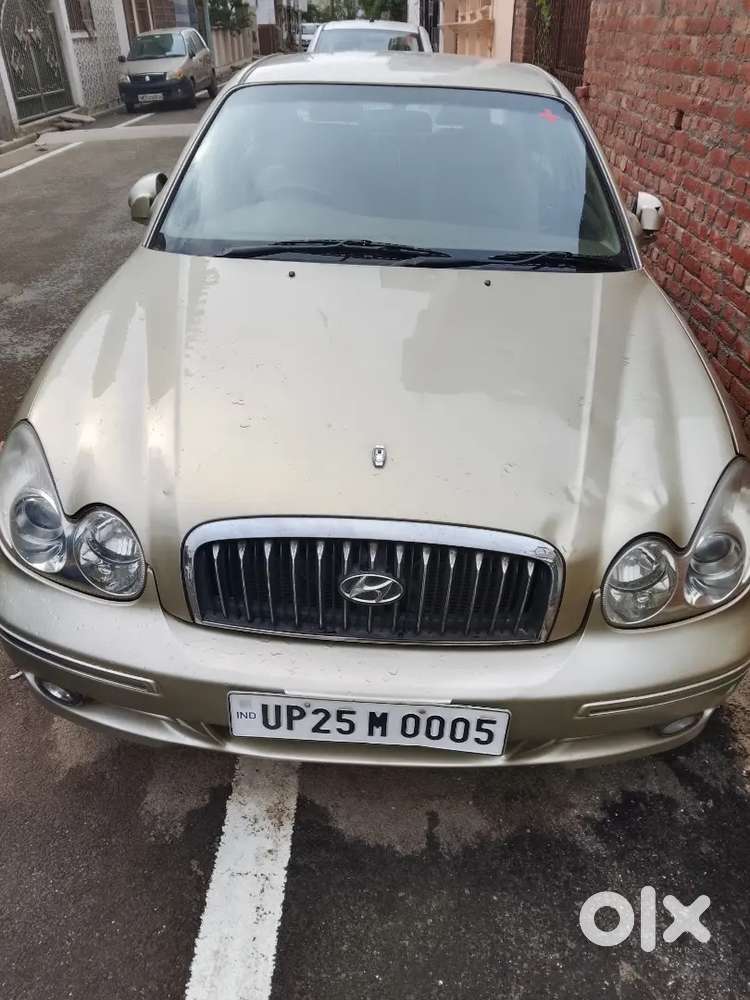 लक्जरी कार लोग  रुक रुक के मुड़ मुड़ 
के न देखे तो पैसे वापिस