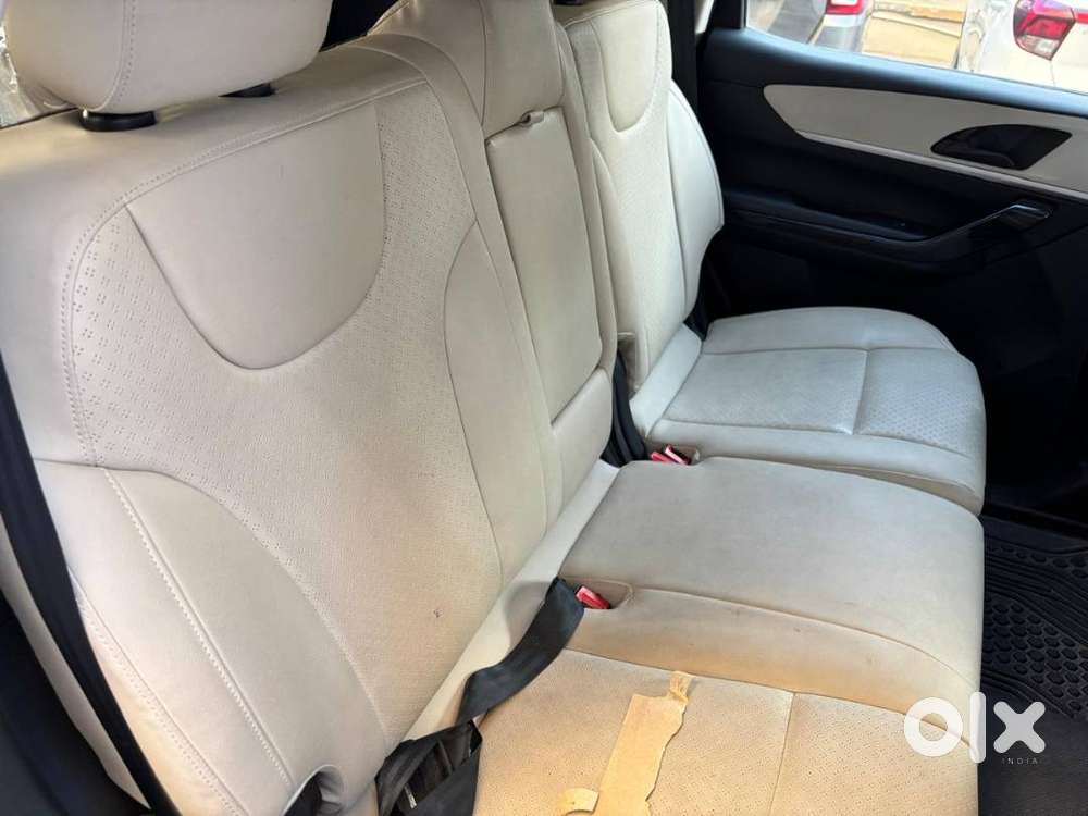 Mahindra Xuv700 Ax5 Petrol Mt 7 Seater 2022