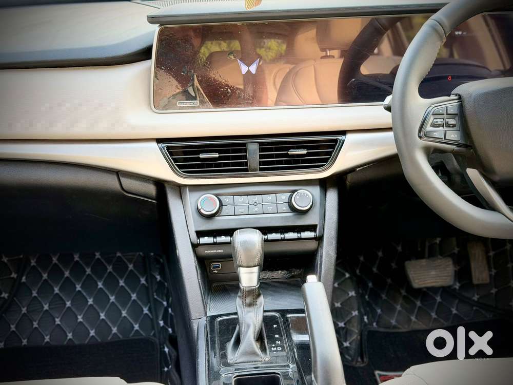 Mahindra Xuv700 2.0 Ax 7 Petrol At Str, 2023, Petrol