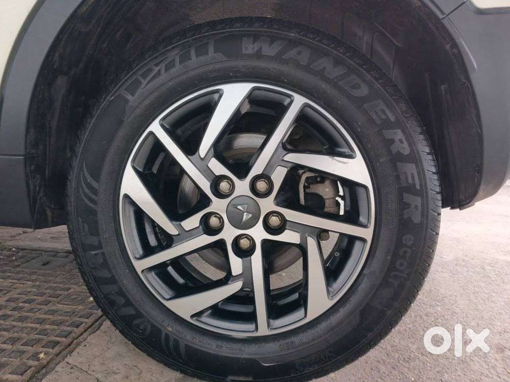 Mahindra Xuv300 1.2 W8 (o) Amt Petrol, 2023, Petrol