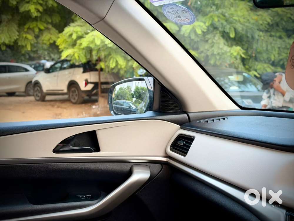 Mahindra Xuv700 Ax 5 Petrol Mt 7 Str (e), 2024