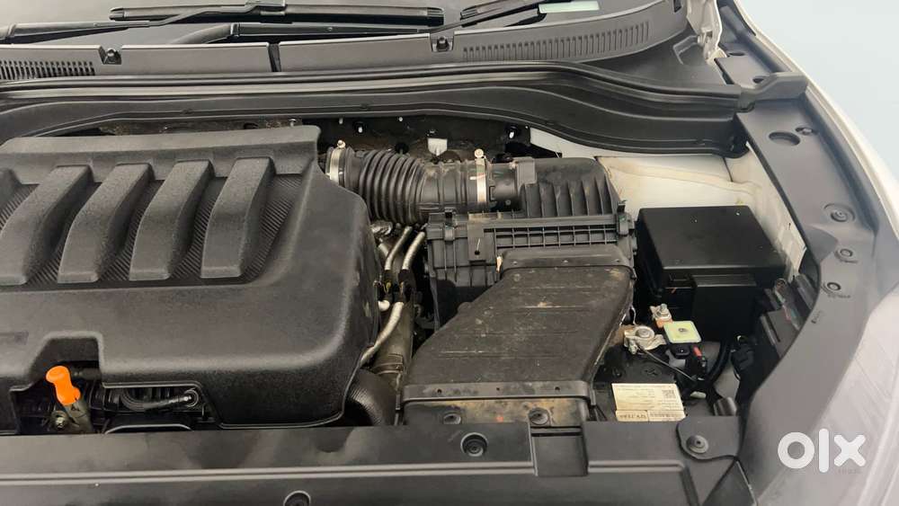 Mahindra Xuv700 2.0 Ax 5 Petrol Mt 7 Str, 2025, Petrol