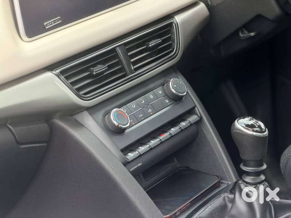 Mahindra Xuv700 2.0 Ax 5 Petrol Mt Str, 2021, Petrol