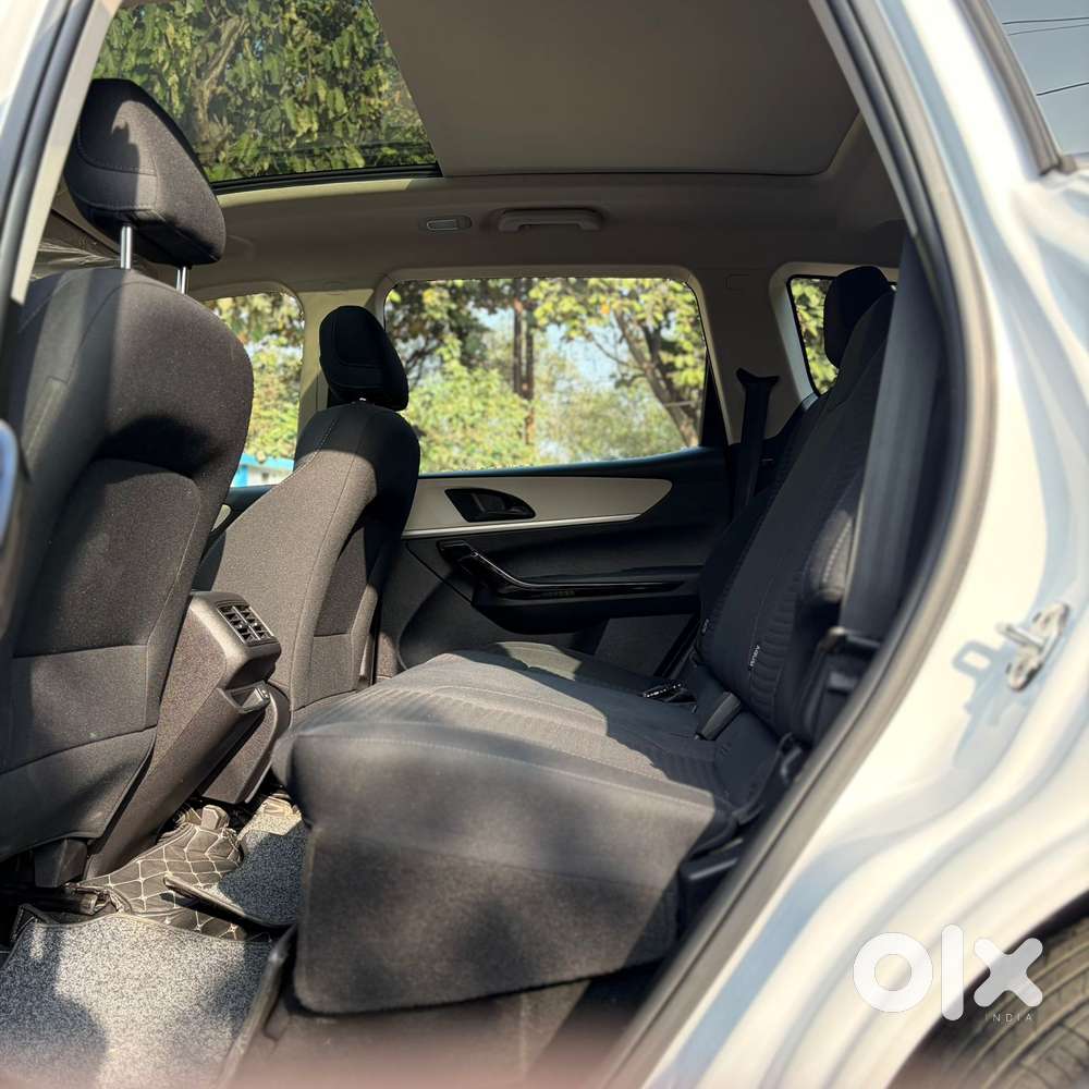Mahindra Xuv700 2.0 Ax 5 Petrol At Str, 2023, Petrol