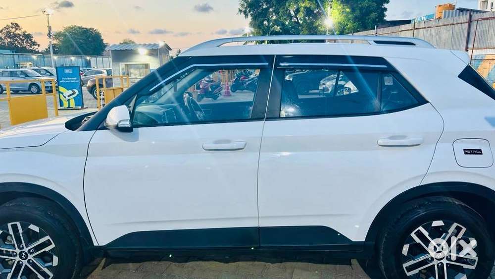 Hyundai Venue 2024 Petrol Mt  Single Owner  8.6k Km