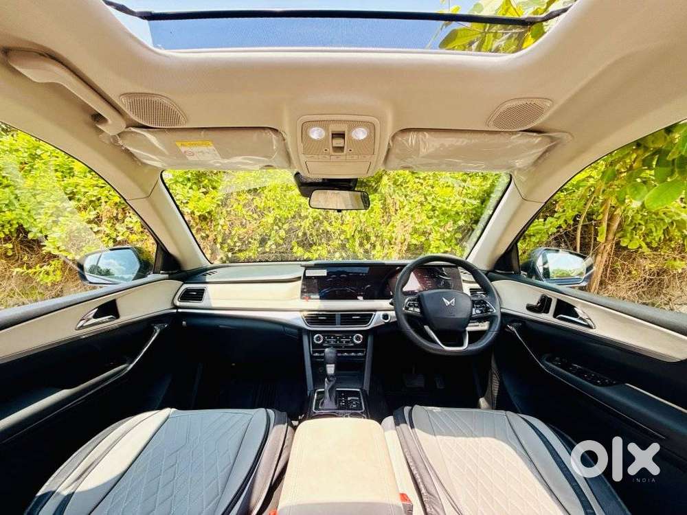 Mahindra Xuv700 Ax7 Luxury Pack Awd, 2025, Diesel