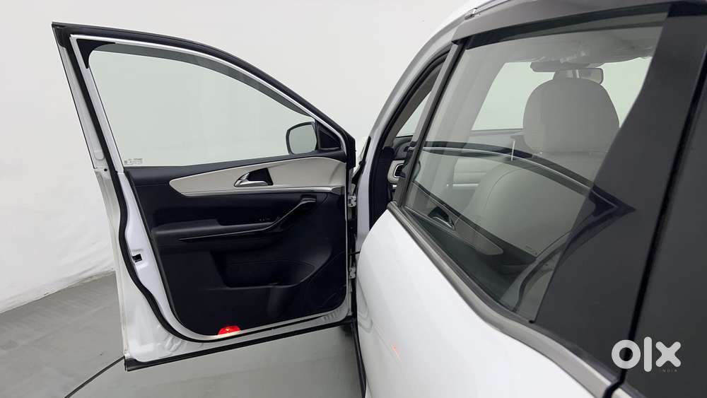 Mahindra Xuv700 2.0 Ax 7 Petrol At Luxury Pack Str, 2022, Petrol