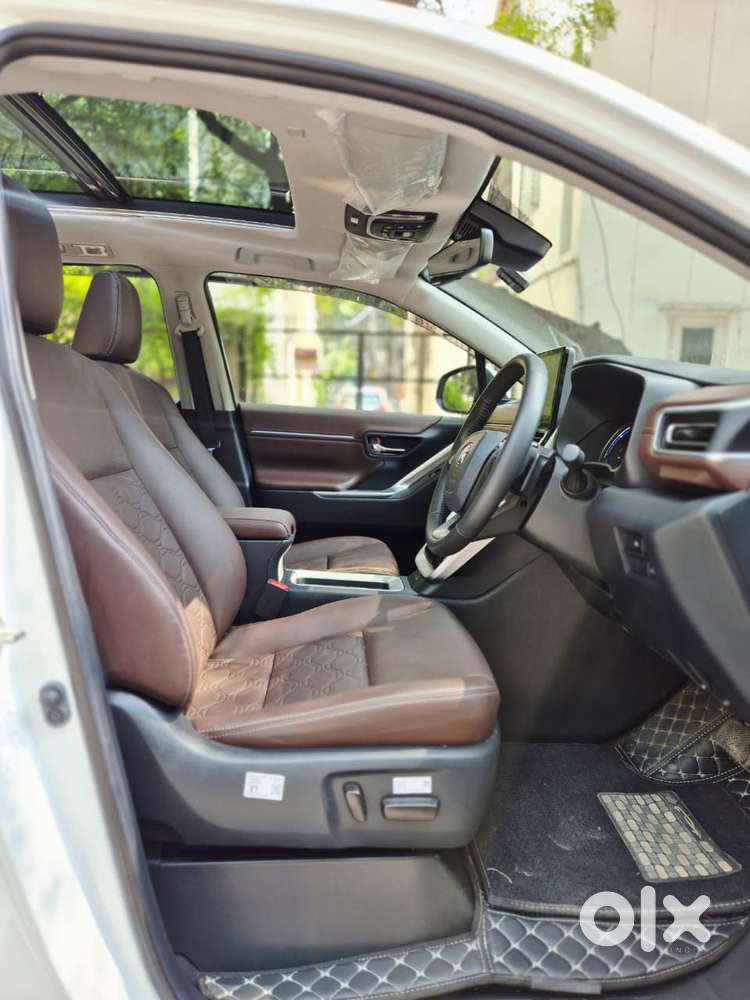 Toyota Innova Hycross 2.0 Zx (o) Hybrid 7 Str, 2025, Petrol