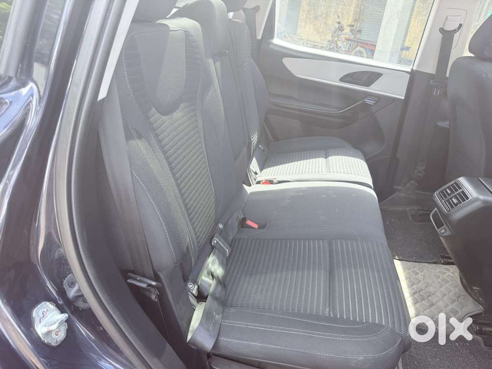 Mahindra Xuv700 2.0 Ax 5 Petrol Mt 7 Str, 2022, Petrol
