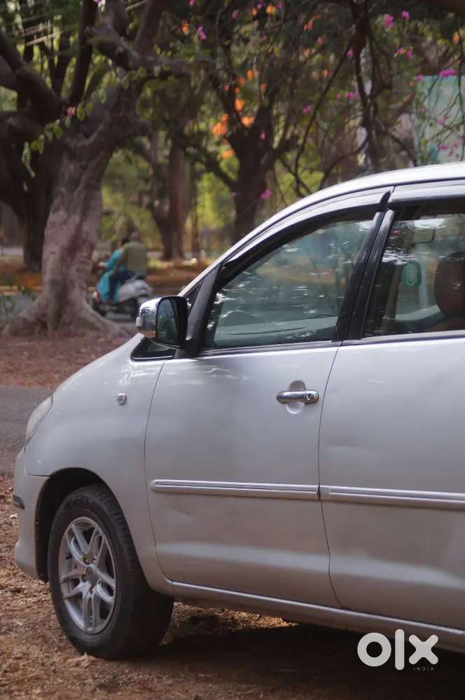 Toyota Innova 2.5v 8 Seater Diesel Engine Top Model For Sale