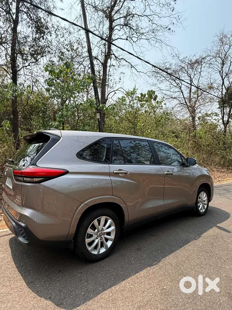 Toyota Innova Hycross