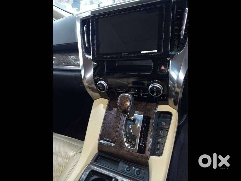 Toyota Vellfire 2.5 Executive Lounge, 2022, Petrol