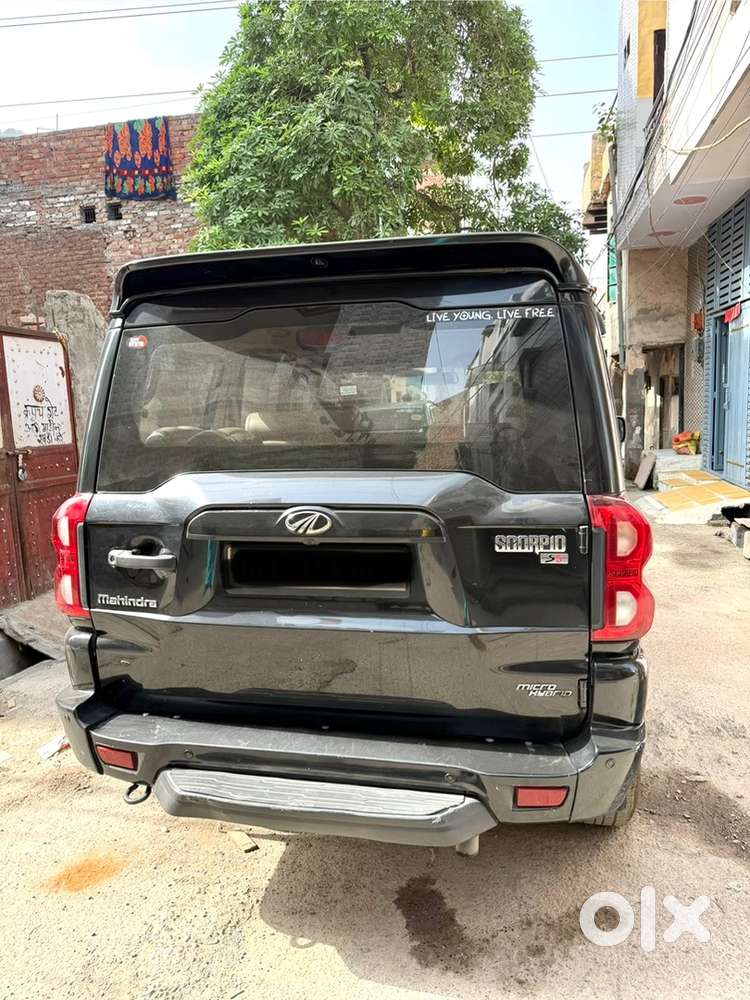 Black Mahindra Scorpio 2019