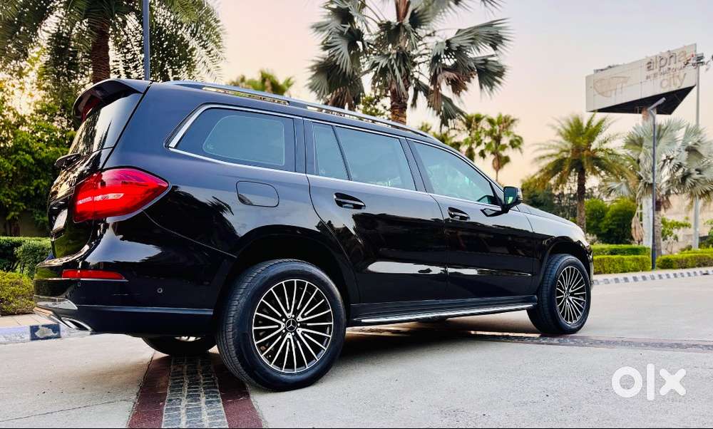 Gle350d 4matic Next To Showroom Car