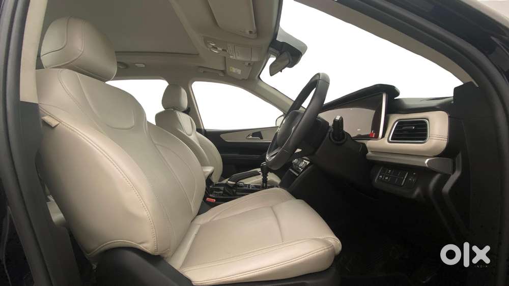 Mahindra Xuv700 2.0 Ax 7 Petrol Mt Str, 2023, Petrol