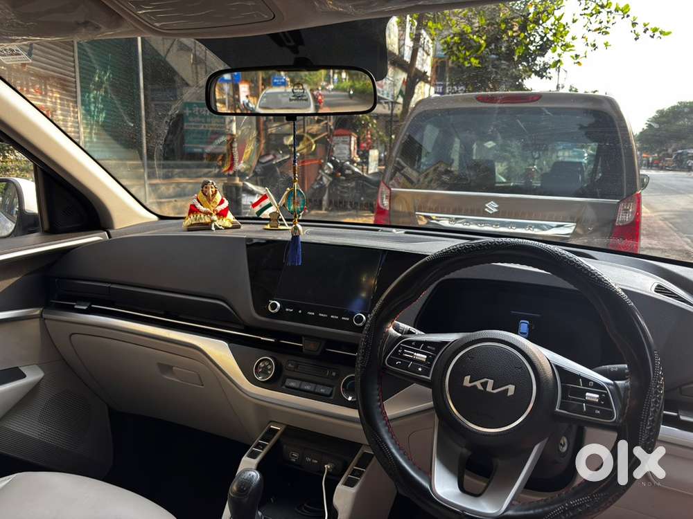 Less Driven Kia Carens With Service Pack And Extended Warenty
