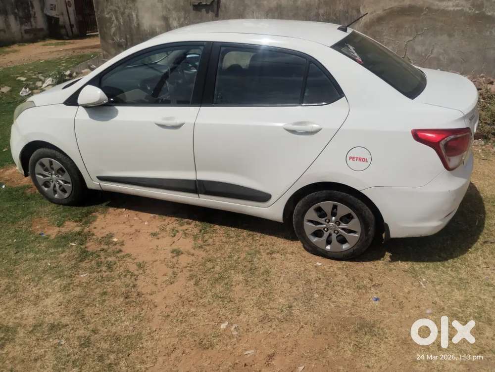 Hyundai Xcent 2016 (price 3,50,000)