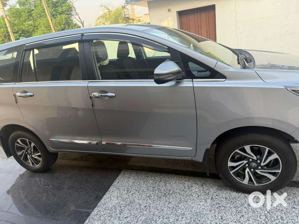 Toyota Innova Crysta 2025 Diesel 5400 Km Driven