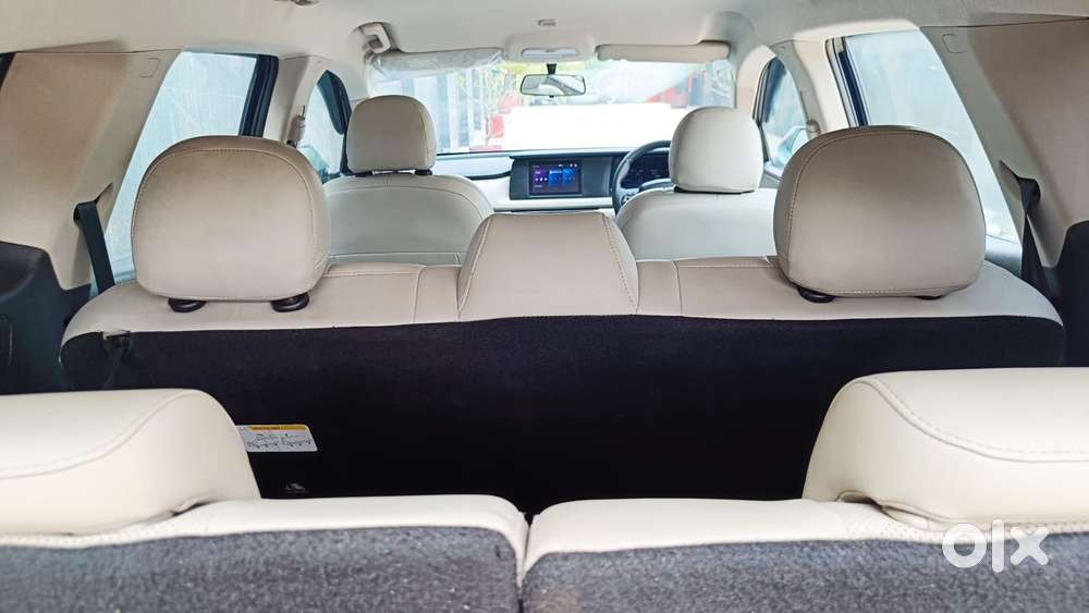 Mahindra Xuv700 2.0 Mx Petrol Mt 5 Str, 2024, Petrol
