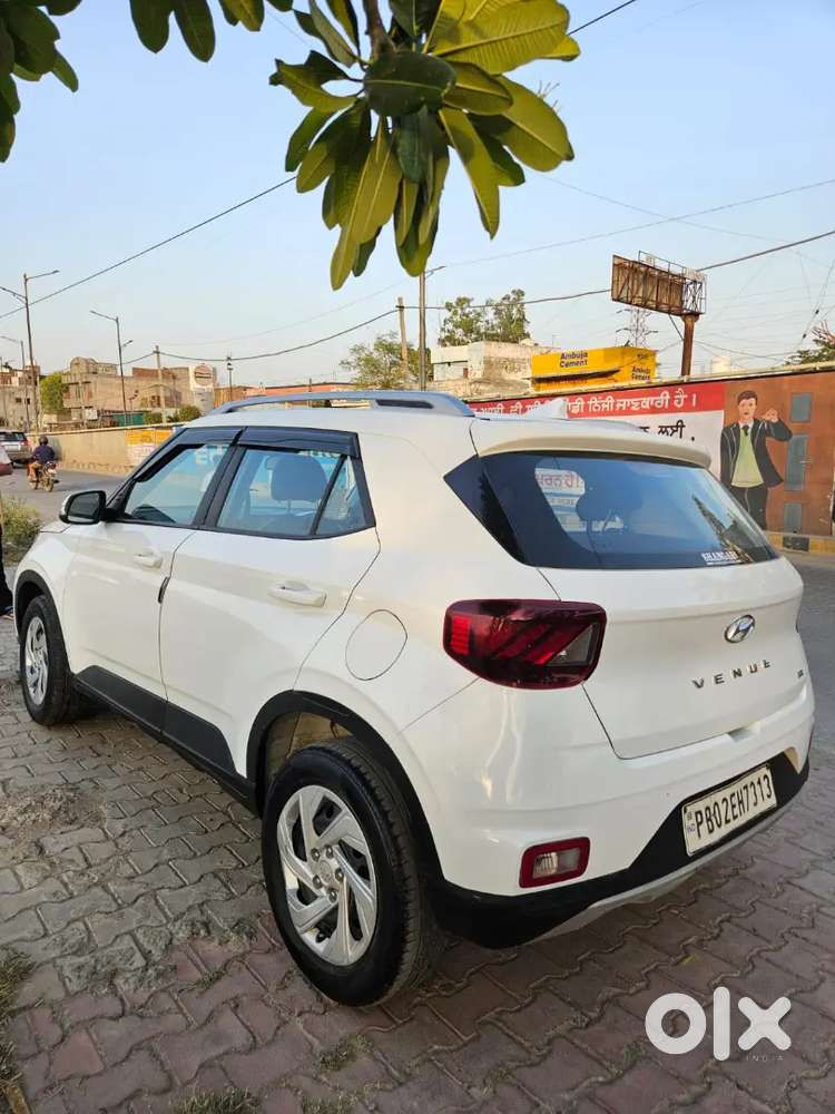 2022 Model Venue 
Sx Optional Diesel
Sunroof
