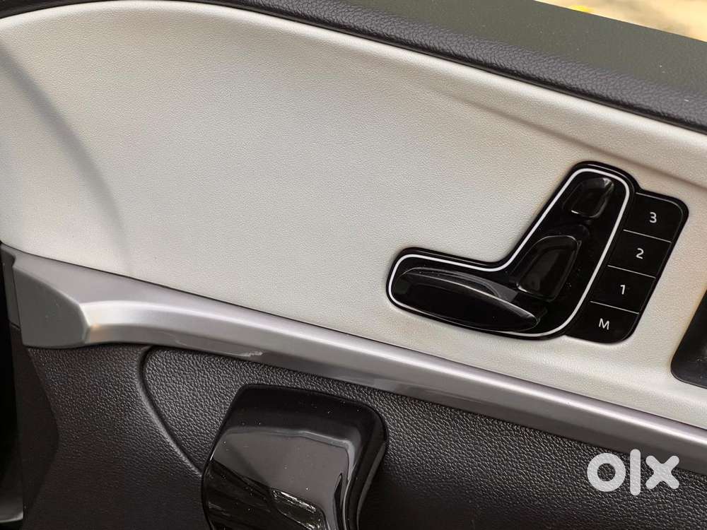 Mahindra Xuv700 2.0 Ax 7 Petrol At Str, 2025, Petrol