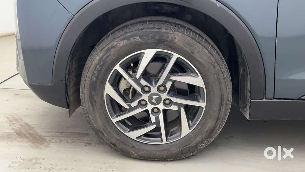 Mahindra Xuv300 1.2 W8 (o) Amt Petrol, 2024, Petrol