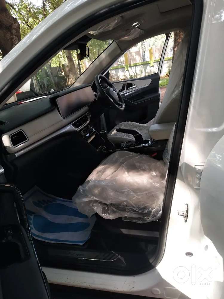 Mahindra Xuv700 2022 Petrol 11999 Kms Driven