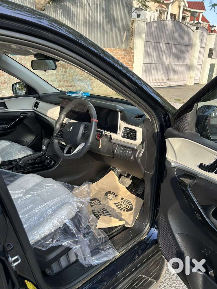 Mahindra Xuv700 2.0 Ax 7 Petrol At Str, 2024, Petrol