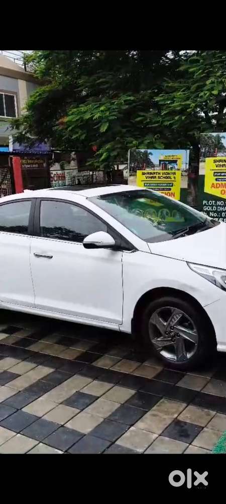 Hyundai Verna Sunroof  White  41,295 Km  ₹9 Lakh- Automatic
