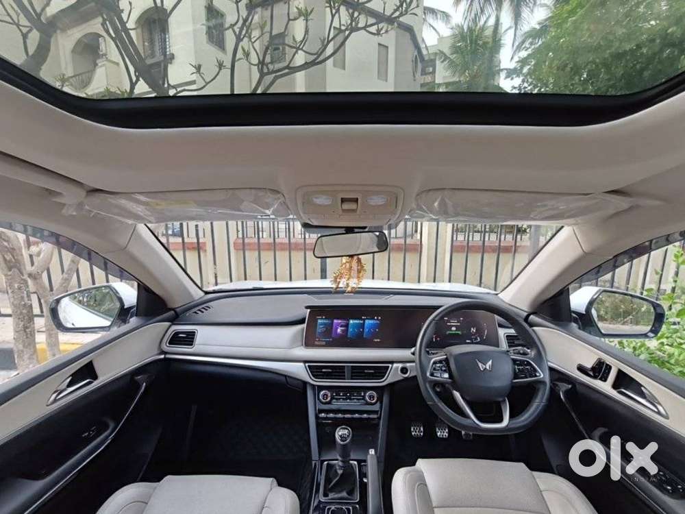 Mahindra Xuv700 2.0 Ax 7 Petrol Mt Str, 2023, Petrol