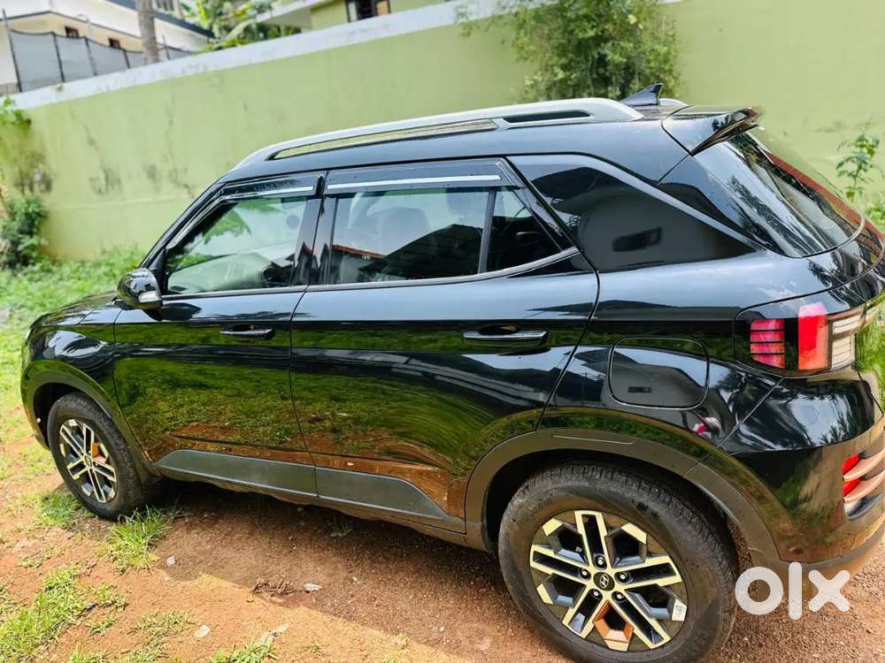 Hyundai Venue 2024 Petrol 7371 Km Driven