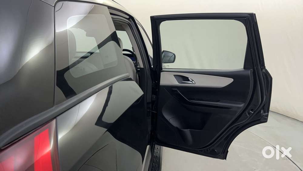 Mahindra Xuv700 Ax7l 6 Str At, 2024, Petrol