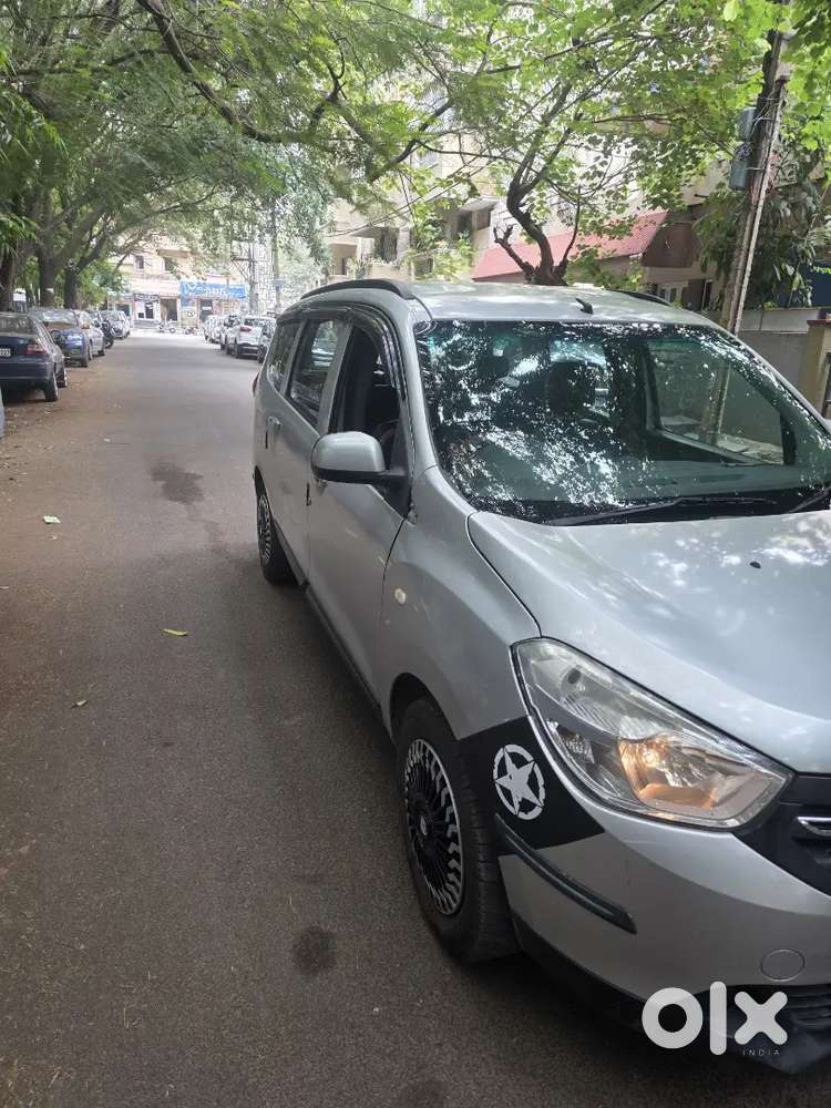Renault Lodgy 85 Psi Rxl Dci 2015 Sliver In Very Good Condition.