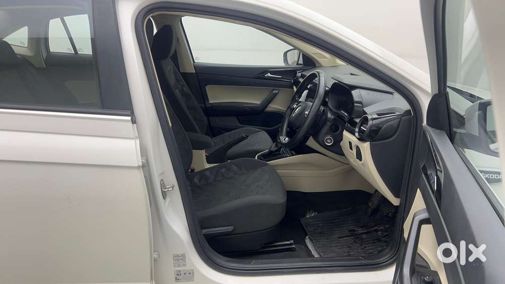 Skoda Slavia Ambition 1.0l Tsi At, 2022, Petrol