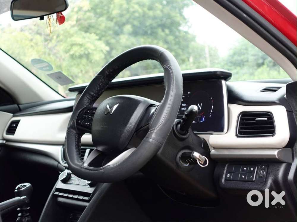 Mahindra Xuv700 2.0 Ax 3 Petrol Mt 5 Str, 2022, Petrol