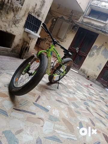 It is a AVON fat tyre bike without gear . It is of 26 inches