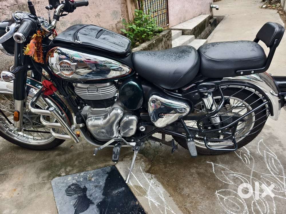 Very neatly used it very less use chrome coloure only 4,200 drived