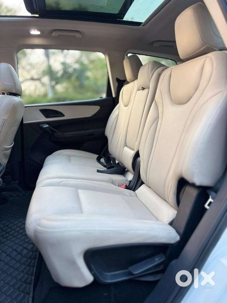 Mahindra Xuv700 Ax 5 Petrol Mt 7 Str (e), 2022, Petrol