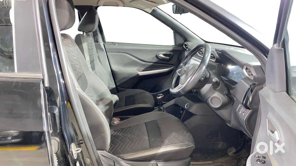 Nissan Magnite 1.0 Xv Premium, 2022, Petrol
