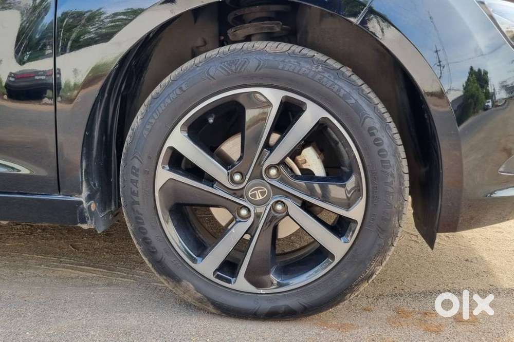 Tata Altroz 1.2 Xza Plus Dark Edition Dct, 2022, Petrol