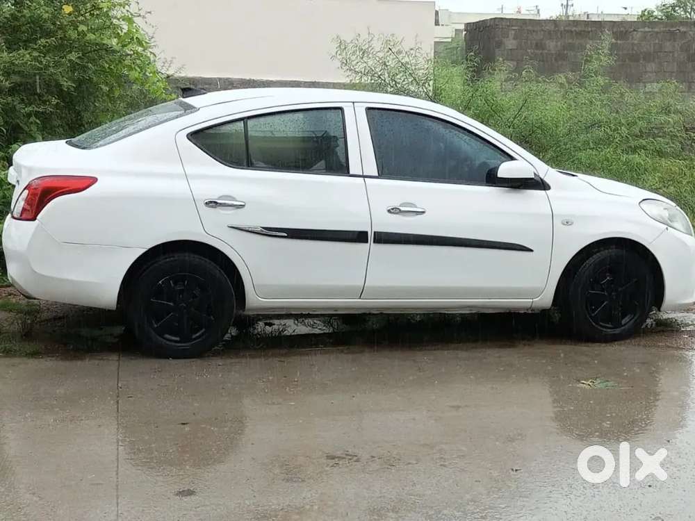 Nissan Sunny 2012