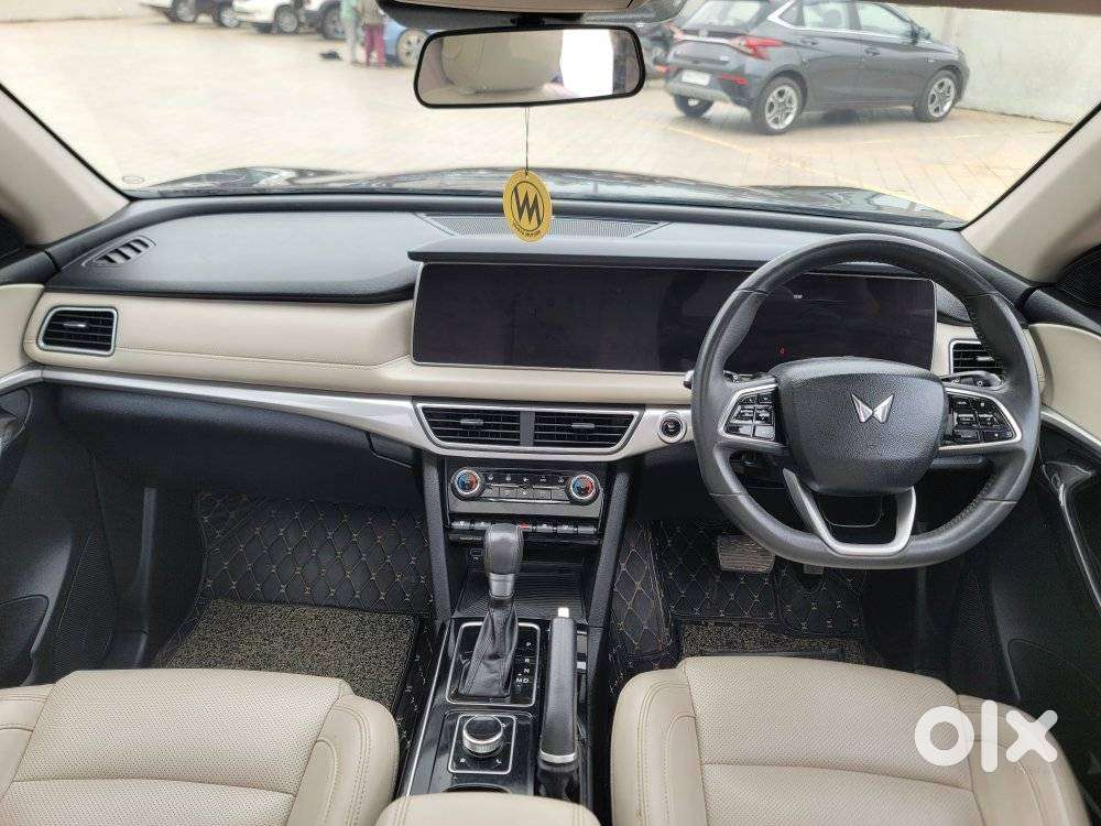 Mahindra Xuv700 2.0 Ax 7 Petrol At Str, 2023, Petrol