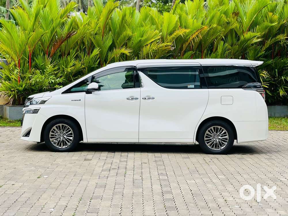Toyota Vellfire 2.5 Executive Lounge, 2022, Petrol