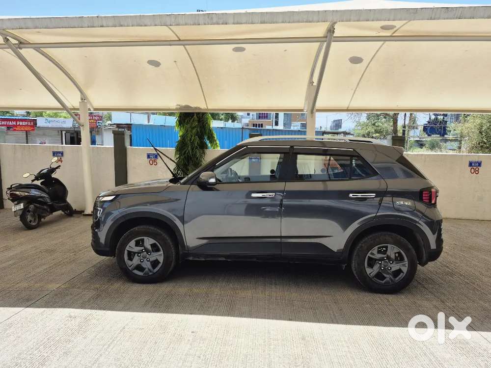 Hyundai Venue So+ 2024 Petrol Well Maintained With Sunroof